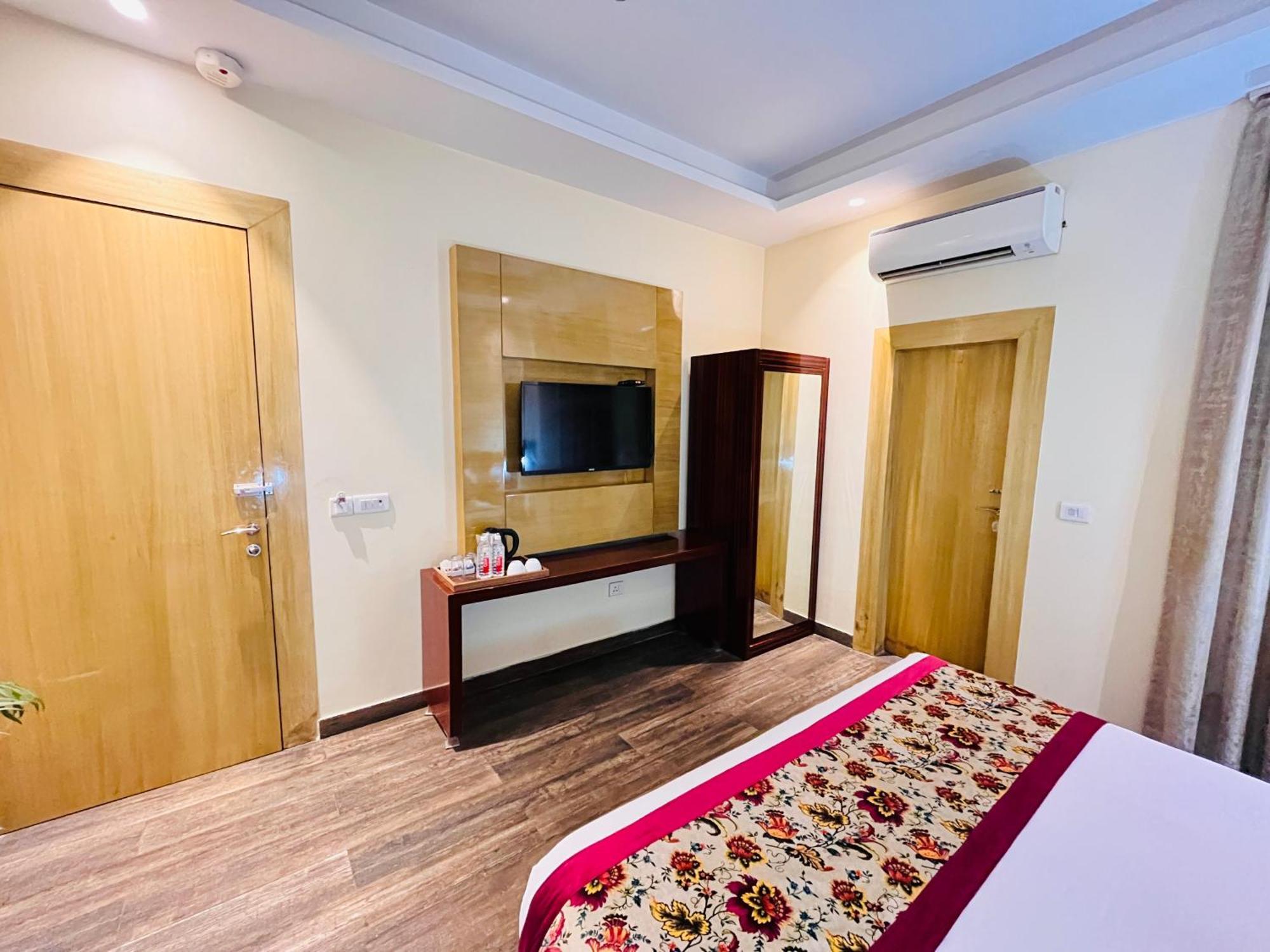 Hotel Banz Near Indira Gandhi Airport Delhi Neu-Delhi Exterior foto